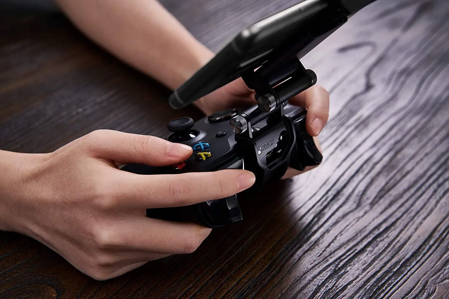 8BitDo Mobile Gaming Clip for Xbox Controllers