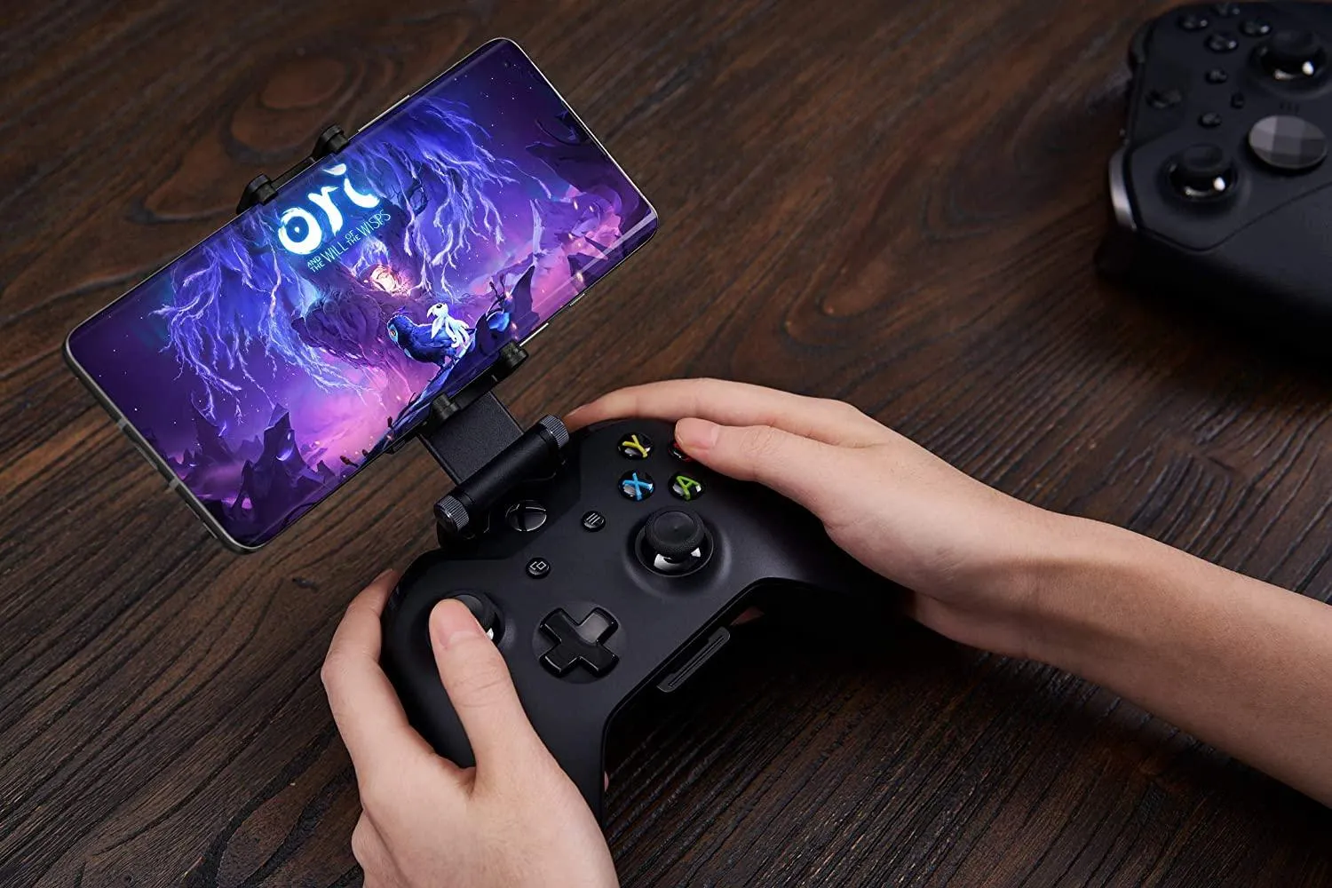8BitDo Mobile Gaming Clip for Xbox Controllers